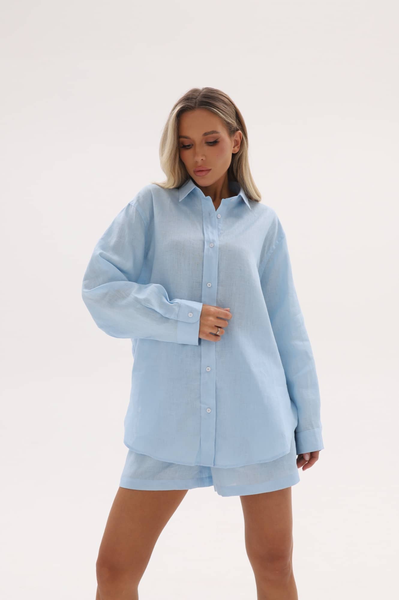 Костюм льняной (рубашка + шорты) — Голубой — кадр 2
